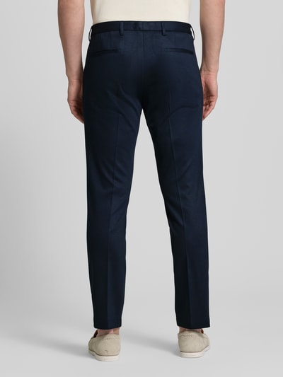 Männermodel trägt Slim Fit Jersey Stoffhose aus Viskose-Mix von Roy Robson in donkerblauw met persvouwen en achterzakken, Ganzkörperansicht Rückansicht. Elastische stof, knoop- en ritssluiting, taillewijdte maat 50: 44 cm, binnenbeenlengte: 82 cm.