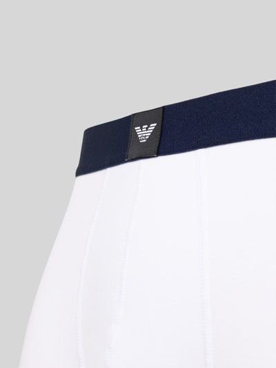 Produktfoto, Trunks mit elastischem Logo-Bund im 3er-Pack von Emporio Armani, weiß mit dunkelblauem Bund, Baumwoll-Elasthan-Mix, körpernaher Schnitt