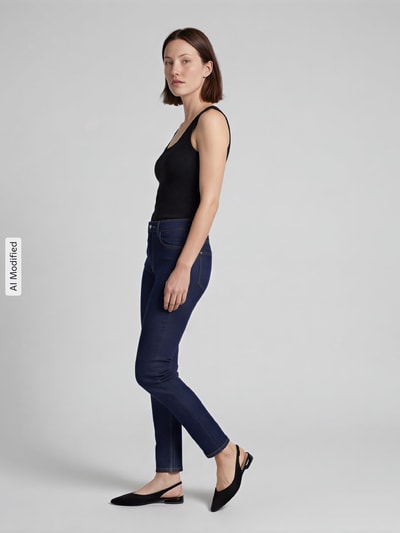 Frauenmodel trägt Straight Fit Jeans aus Baumwoll-Mix Modell 'Dream' von MAC in Dunkelblau, glatte Textur, Ganzkörperansicht von vorne, Damen Straight Fit Jeans von MAC, KI-modifiziertes Bild.