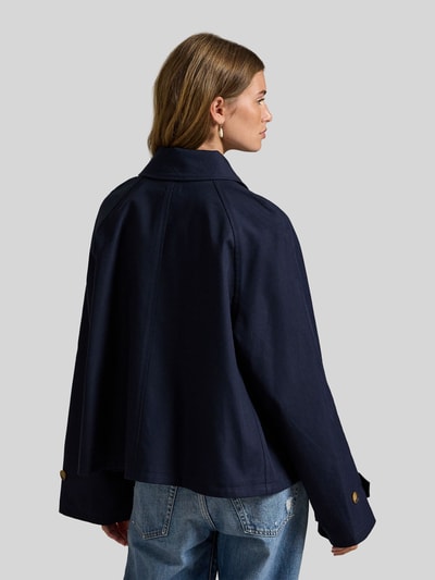 Kobiece model prezentuje Regular Fit Trenchcoat aus reiner Baumwolle od Polo Ralph Lauren, ciemnogranatowy, długie rękawy, długość do bioder, krój regular fit, bawełna, gładka faktura, widok całego ciała z tyłu.