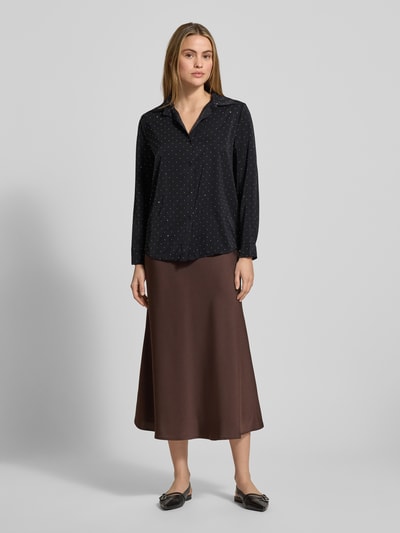 Vrouwenmodel draagt Regular fit damesblouse met siersteentjes, model 'Il44lenia' van ZABAIONE in zwart met overhemdkraag, knoopsluiting, ruglengte 69 cm, mouwlengte 60 cm, geheel van voren te zien.