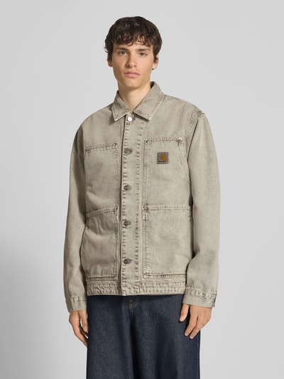 Carhartt Work In Progress Jeansjacke mit Knopfleiste und Label-Detail Gruen 4