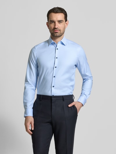 Männermodel trägt Slim Fit Business-Hemd mit Kentkragen von OLYMP Level Five, hellblau, unifarben, Baumwoll-Mix, Ganzkörperansicht von vorne.