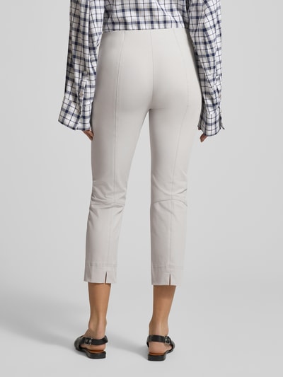 Frauenmodel trägt Slim Fit Schlupfhose im 7/8-Design von Raffaello Rossi in Beige, elastischer Bund, glatte Textur, Ganzkörperansicht Rückansicht.