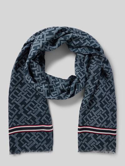 Produktfoto, Tuch aus Baumwoll-Modal-Mix von Tommy Hilfiger mit Optik: Allover-Muster, Applikation: Label Print, feine Webstruktur, dunkelblau mit weißen Mustern und roten sowie weißen Streifen am Rand.