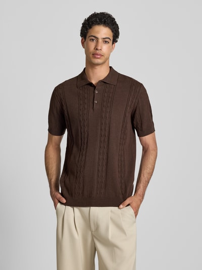 Männermodel trägt Slim Fit Strick-Poloshirt mit Zopfmuster Modell 'Miller' von Redefined Rebel, Braun, Baumwoll-Mix, Knopfleiste, Ganzkörperansicht von vorne, Rückenlänge bei Größe M: 69 cm.