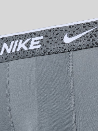 Produktfoto, Trunks im 3er-Pack mit elastischem Logo-Bund von Nike, grauer Baumwoll-Mix mit Stretch-Anteil, strukturierte Oberfläche.