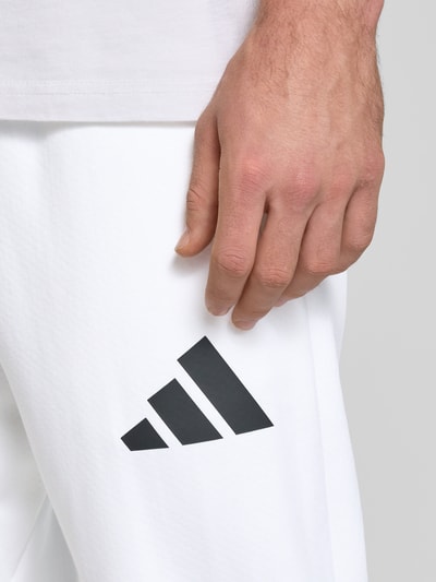 Männermodel trägt Sweatpants mit elastischem Bund von adidas Sportswear in Weiß, Baumwolle, Label-Print, Nahaufnahme Oberschenkel