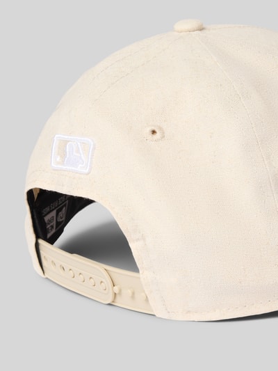 Produktfoto, Baseballcap mit Leinen-Anteil Modell '9FORTY® MC' von New Era in Beige, strukturierter Material-Mix, verstellbarer Riegel, Statement-Applikation, verstärkter Schirm, Herrenaccessoire.