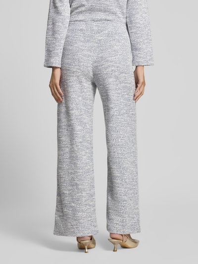 Vrouwenmodel draagt Hose in Bouclé-Optik met elastischem Bund van Christian Berg Woman, katoenmix, wide fit, bouclé-look, binnenbeenlengte 75 cm, bandwijdte 38 cm, ganzlichaamsaanzicht achteraan.