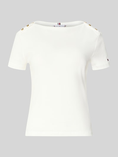 Produktfoto, Slim Fit T-Shirt aus reiner Baumwolle von Tommy Hilfiger, biała gładka tkanina, krój slim fit, logo, złote guziki, dekolt łódka