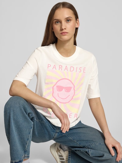Frauenmodel trägt Relaxed Fit T-Shirt aus reiner Baumwolle Modell 'CARTY' von ONLY, Optik: Unifarben, Motiv-Print, Rundhals, Kurzarm, Jersey, Ganzkörperansicht von vorne.
