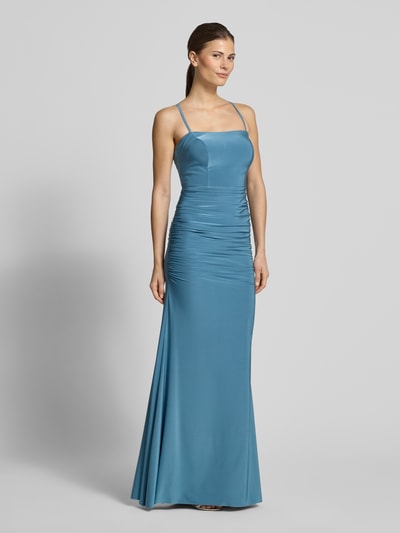 Frauenmodel trägt Abendkleid mit Raffungen und rückseitiger Schnürung von TROYDEN COLLECTION, figurbetont, Maxilänge, Ganzkörperansicht von vorne.