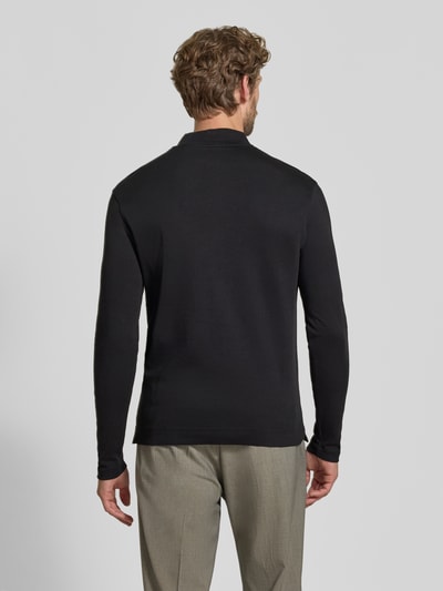 Männermodel trägt Regular Fit Longsleeve aus reiner Baumwolle mit Stehkragen von Christian Berg Men, schwarze Farbe, elastische Abschlüsse, Rückenlänge 65 cm, Ganzkörperansicht Rückansicht.
