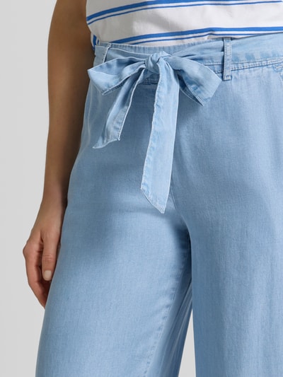 Frauenmodel trägt Culotte mit Bindegürtel Modell 'KOSMO' von B.Young aus Lyocell, hellblau, weites Bein, Nahaufnahme Oberkörper.