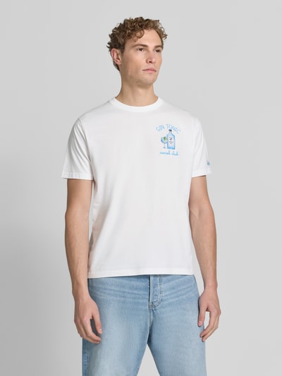 Männermodel trägt Herren T-Shirt mit Stichings Modell 'PORTOFINO' von MC2 Saint Barth in Weiß, reine Baumwolle, Regular-Fit, Rundhalsausschnitt, Ganzkörperansicht von vorne. Rückenlänge bei Größe M: 68 cm.