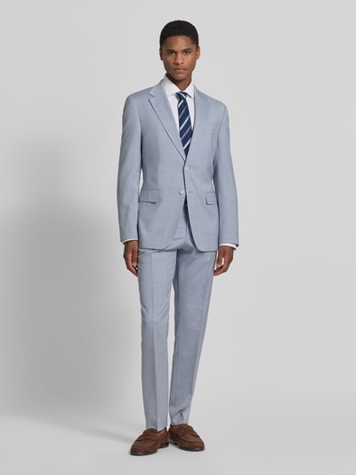 Männermodel trägt hellgrauen Slim-Fit Anzug aus Schurwolle Modell 'H-HUGE-2PCS-263' von BOSS, Ganzkörperansicht von vorne. Herren Anzug.