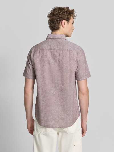 Männermodel trägt Regular Fit Freizeithemd aus Leinen-Baumwolle-Mix von Tom Tailor, Optik: Unifarben, Passform: Regular-Fit, Kurzarm, Kentkragen, einreihige Knopfleiste, Material: Leinen-Baumwolle-Mix, Ganzkörperansicht Rückansicht.