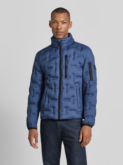 Männermodel trägt Regular Fit Bomberjacke mit reflektierenden Details von Tom Tailor in Dunkelblau mit glatter Textur, Ganzkörperansicht von vorne. Herren Bomberjacke / Blouson.