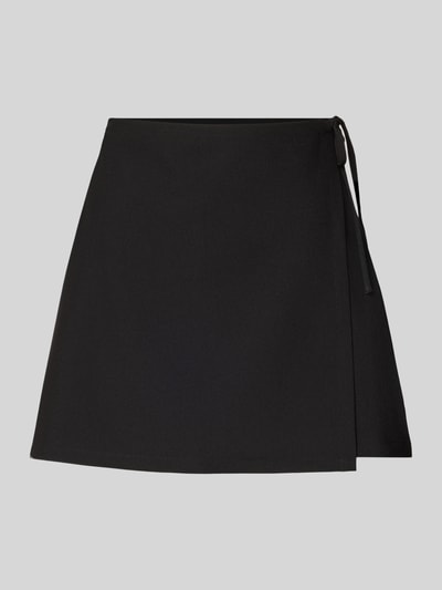Produktfoto, schwarzer, glatter Mini-Rock in Wickel-Optik, klare Linien, Modell 'BOSELLA' von PIECES, Damen Mini-Rock