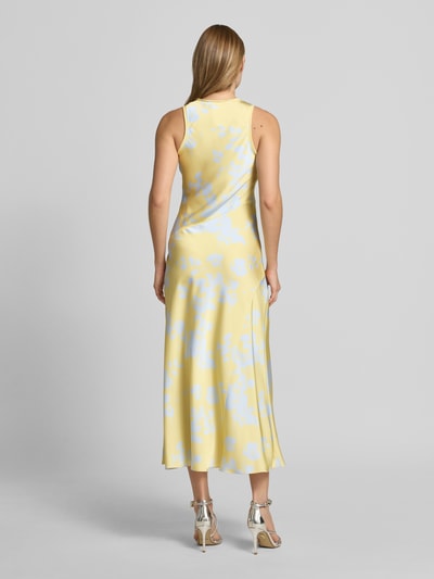 Frauenmodel trägt fließendes Etuikleid aus Satin Modell 'SUB' von MAX&Co., Optik: Allover-Muster, Maxi-Länge, Ganzkörperansicht Rückansicht.