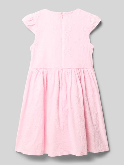 Mädchen trägt Kleid mit Stitchings Modell 'SANGALLO' von Guess in zartem Rosa, reine Baumwolle, A-Linie, Rückenlänge 20 cm, Ganzkörperansicht Rückansicht