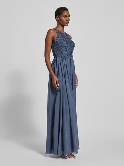Frauenmodel trägt Abendkleid mit floralen Stickereien von LAONA, taillierter, ärmelloser Schnitt, feines Material in Blau, Ganzkörperansicht von vorne.