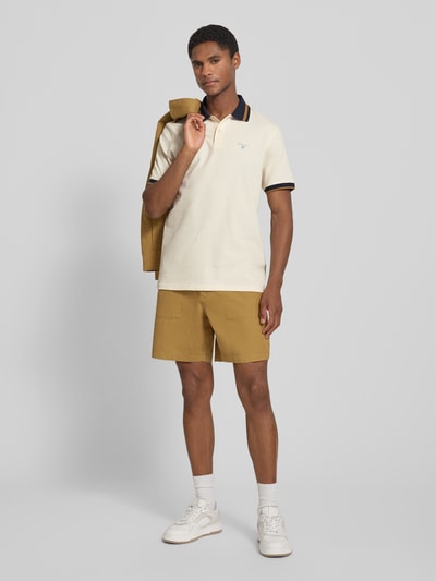 Männermodel trägt regular fit poloshirt aus puur katoen Modell 'ANTHORN' von Barbour in beige, heren poloshirt, ganzkörperansicht von vorne