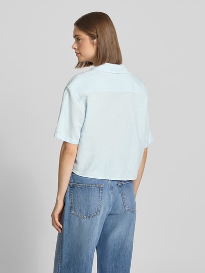 Frauenmodel trägt Regular Fit Leinenbluse aus Leinenmix mit Bindedetail von Tommy Jeans in Optik: Unifarben, Rückansicht Ganzkörperansicht.