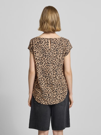 Frauenmodel trägt Regular Fit Blusenshirt aus reiner Viskose Modell 'NOVA' von Only, Optik: Allover-Muster, Rückenausschnitt: Tropfen, Ganzkörperansicht Rückansicht.