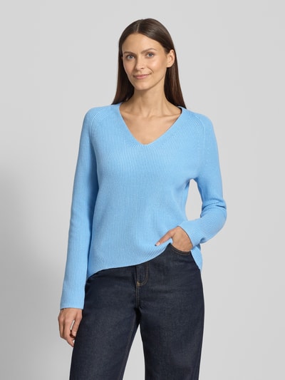 Kobiece model prezentuje Regular Fit Strickpullover aus reiner Baumwolle od Tom Tailor, efekt: jednolity kolor, z fakturą, dekolt w serek, długi rękaw, zakończenia prążkowane, dzianina z czystej bawełny, niebieski. Całkowite ujęcie z przodu.