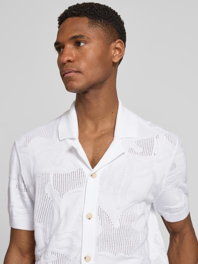 Männermodel trägt Regular Fit Freizeithemd aus Baumwoll-Strick Modell 'C-NOY' von BOSS in Optik: Unifarben mit Strickmuster, Kurzarm, Resortkragen, durchgehende Knopfleiste, Struktur, reine Baumwolle, Nahaufnahme Oberkörper.