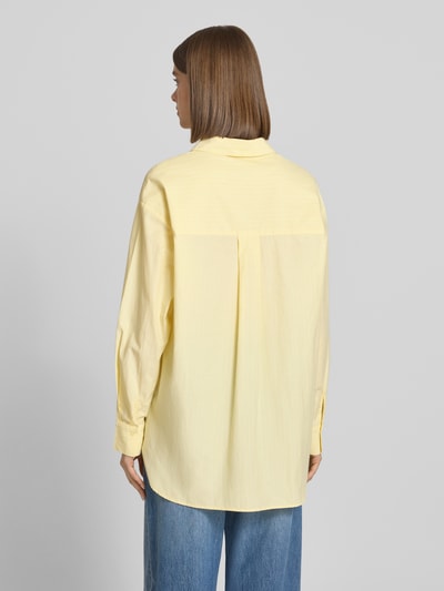 Frauenmodel trägt Loose Fit Hemdbluse mit Baumwoll-Anteil Modell 'MELIA' von Pieces, hellgelb, Allover-Muster, Ganzkörperansicht Rückansicht.