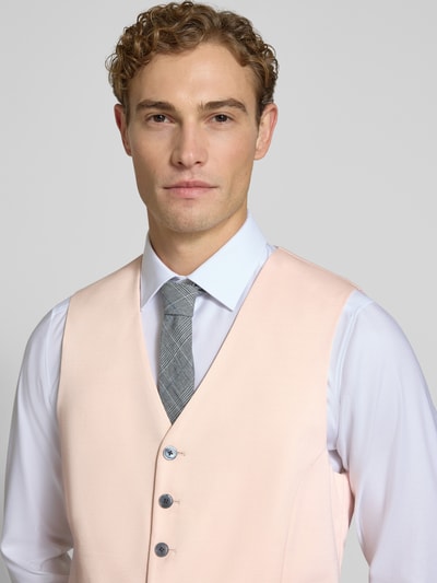 Männermodel trägt Regular Fit Anzugweste aus Viskose-Woll-Mix Modell 'Weazer' von JOOP! COLLECTION in Hellrosa, Nahaufnahme Oberkörper.
