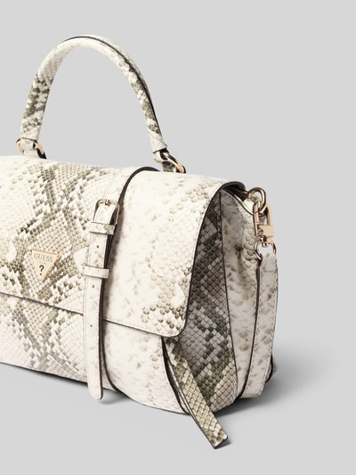 Produktfoto, Shoulder Bag in Allover-Schlangen-Optik Modell 'Devon' von GUESS, Weiß- und Grautöne, strukturierte Oberfläche, Magnetverschluss, abnehmbarer Schulterriemen, Hauptfach mit Überschlag, Größe 28x18x11 cm, Riemen 130 cm