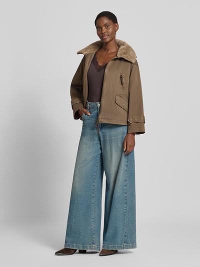 Frauenmodel trägt Jacke mit Kunstfell und Ärmelriegeln von Blonde No. 8 aus Baumwoll-Elasthan, Regular Fit, Ganzkörperansicht von vorne.