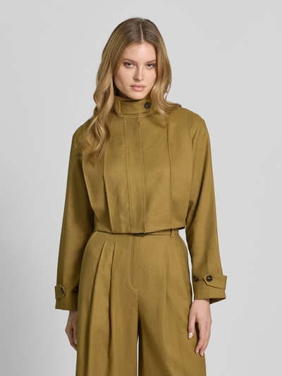 Frauenmodel trägt Cropped Jacke mit Stehkragen und Ärmelriegeln von Style Icon Collection im Leinen-Baumwoll-Mix, senfgelb, Nahaufnahme Oberkörper.