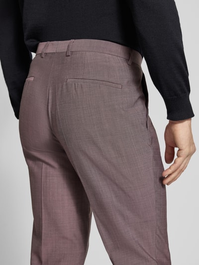 Männermodel trägt Slim Fit Anzughose aus Schurwoll-Mix Modell 'HESTEN253X' von HUGO in Melange-Optik mit Gürtelschlaufen, Nahaufnahme Rückansicht.