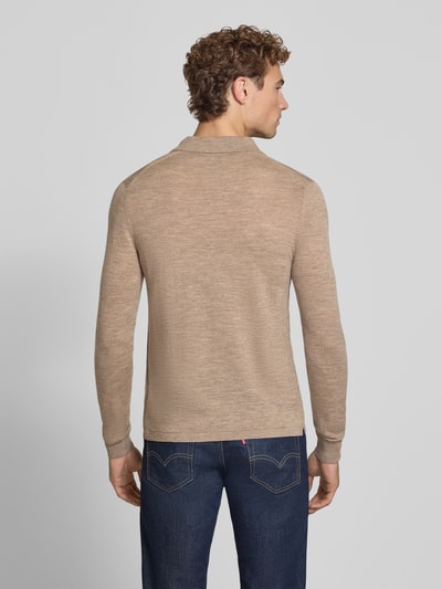 Männermodel draagt wollen trui met polokraag, recht model in beige, Heren wollen trui van Tiger of Sweden, Model 'Erros', Ruglengte maat M 61 cm, Mouwlengte maat M 69 cm, pure wol, Ganzkörperansicht Rückansicht.