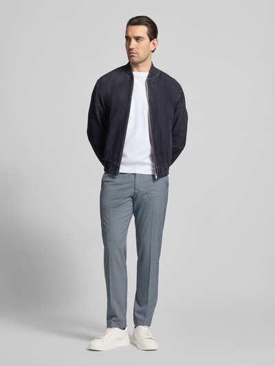 Männermodel trägt Hose mit Bügelfalten Modell 'CIBEPPE' von Cinque, hellgrau, Material-Mix mit Viskose-Anteil, Slim Fit, Ganzkörperansicht von vorne. Kontext: Herren Hose, Eingrifftaschen, Paspeltaschen am Gesäß, Bundweite 38 cm, Innenbeinlänge 80 cm bei Größe 50.