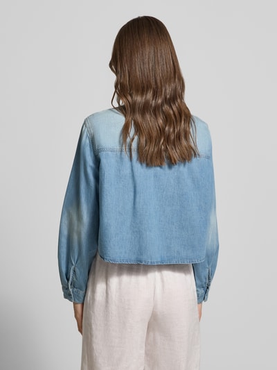 Frauenmodel trägt Regular Fit Hemdbluse in Denim-Optik mit Spitzenbesatz von More & More, Reine Baumwolle, Rückansicht, Ganzkörperansicht.