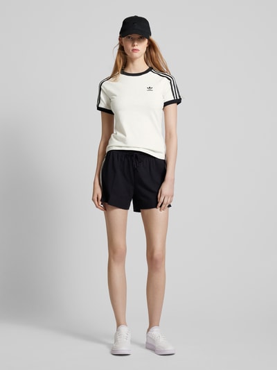 adidas Originals T-shirt z charakterystycznymi dla marki paskami Biały 1