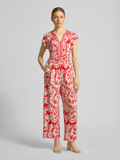 Vrouwenmodel draagt Jumpsuit met V-hals en steekzakken van ROBE LÉGÈRE, materiaalmix met stretch, getailleerd model, all-over look, geheelrodelook met crèmekleurig dessin, ruglengte in maat 36: 40 cm, borstwijdte: 46 cm, totale lengte: 143 cm, binnenbeenlengte: 67 cm, full body front view.