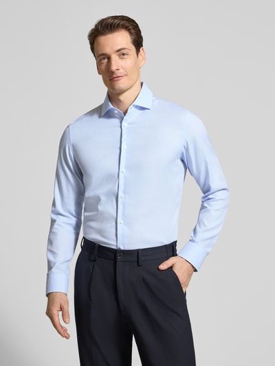 Männermodel trägt lichtblauw Slim Fit Business-Hemd aus katoen met Kentkraag van SEIDENSTICKER, fijne structuur, knoopsluiting, voorkant volledig zichtbaar, volledige lichaamsaanzicht van voren.