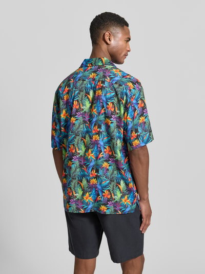 Männermodel trägt Regular Fit Freizeithemd aus reiner Viskose Modell 'Resort' von MCNEAL mit floralem Motiv-Print, Ganzkörperansicht Rückansicht.