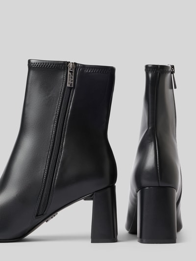 Produktfoto, Stiefeletten in Leder-Optik Modell 'Hurst' von Steve Madden mit eckiger Form, Blockabsatz und seitlichem Reißverschluss.