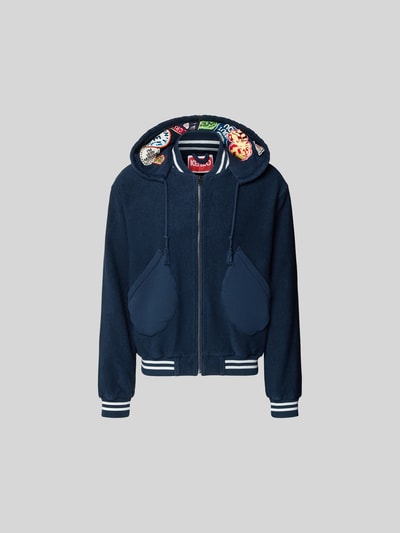 Produktfoto, Relaxed Fit Jacke mit Motiv-Patches von Kenzo in Dunkelblau, Reine Baumwolle, Aufgesetzte Taschen, Reißverschluss, Herren, Rückenlänge 65 cm, Schulterbreite 54 cm, Ärmellänge 64 cm, farbige Patches auf Kapuze, weiche Textur
