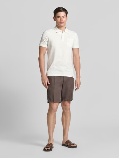 Männermodel trägt Regular Fit Poloshirt mit Brusttasche von Lerros in Creme, Reine Baumwolle, Polokragen, Knopfleiste, Logo-Stitching, Ganzkörperansicht von vorne. Rückenlänge bei Größe M: 66 cm.