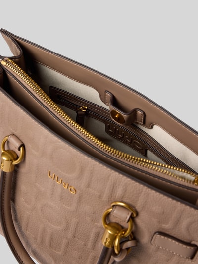 Produktfoto, Tote Bag mit Allover-Logo-Detail Modell 'Manhattan' von Liu Jo White, beige-braune Farbe, geteiltes Hauptfach mit Reißverschluss, goldfarbene Details, strukturierte Oberfläche, Kontext: Damen Tote Bag mit Schulterriemen, Maße 32x26x15 cm, Länge Schulterriemen 40 cm