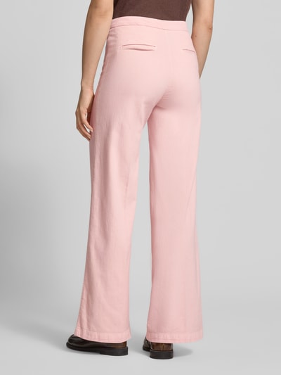 Vrouwenmodel draagt Wide Leg Hose met Bügelfalten model 'Bridget' van SEDUCTIVE, mix van katoen en linnen, wide leg, persplooien, knopen, bandwijdte maat 36: 41 cm, binnenbeenlengte maat 36: 85 cm, lichtroze, gladde structuur, rechte pijpen. Ganzkörperansicht Rückansicht.